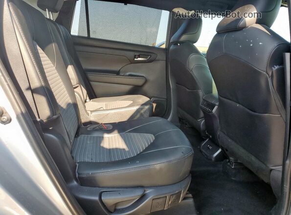 5TDLZRAHXMS069583 2021 TOYOTA HIGHLANDER Silver Вид задньої частини салону