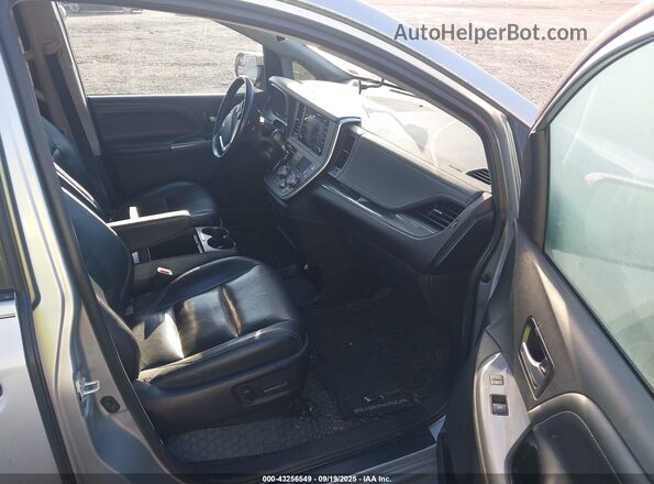 5TDXZ3DC7LS057999 2020 TOYOTA SIENNA Silver Вид салону спереду