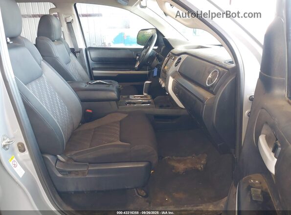 5TFUW5F17JX776860 2018 TOYOTA TUNDRA Серый Вид салона спереди