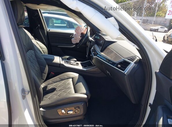 5UX23EM06R9U25642 2024 BMW X7 White Front interior view
