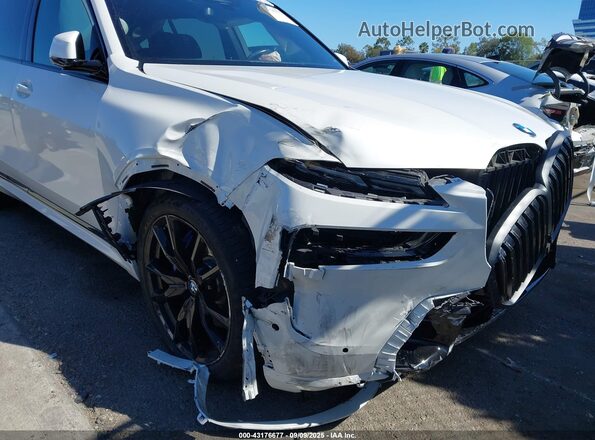 5UX23EM06R9U25642 2024 BMW X7 White Front view