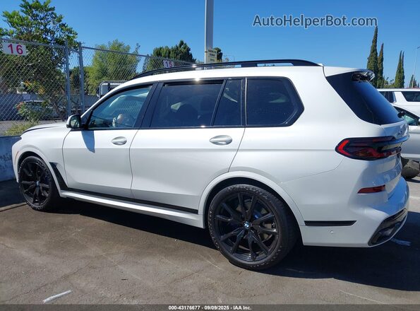 5UX23EM06R9U25642 2024 BMW X7 White 360 interior view