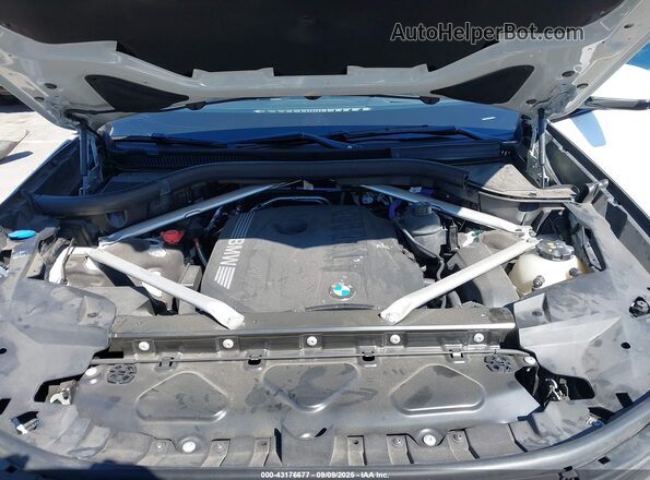 5UX23EM06R9U25642 2024 BMW X7 White Rear view