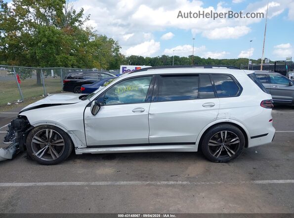 5UX23EM08R9U94106 2024 BMW X7 White Вид задньої частини салону