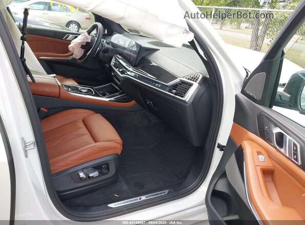 5UX23EM08R9U94106 2024 BMW X7 White Вид салону спереду