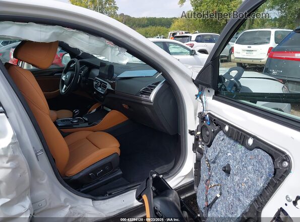 5UX33DT00R9U19867 2024 BMW X4 White Vista interior delantera