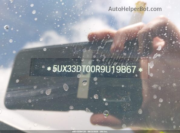 5UX33DT00R9U19867 2024 BMW X4 White Vista del compartimento del motor