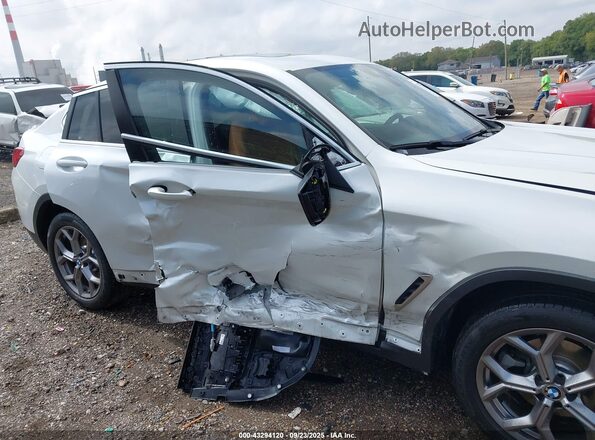 5UX33DT00R9U19867 2024 BMW X4 White Vista interior trasera