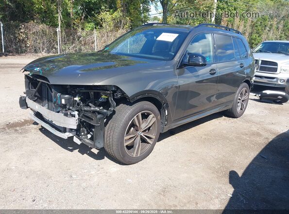 5UX33EM02S9W92626 2025 BMW X7 Green Vista tres cuartos delantera izquierda