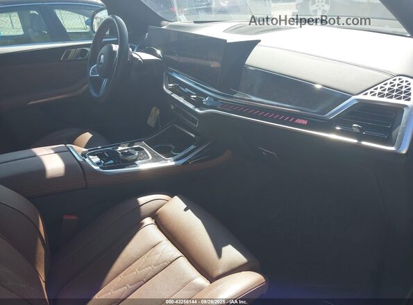 5UX33EM02S9W92626 2025 BMW X7 Green Vista interior delantera