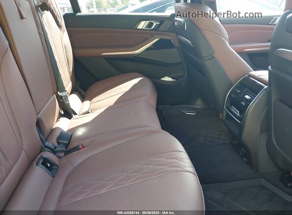 5UX33EM02S9W92626 2025 BMW X7 Green Vista de la etiqueta del VIN
