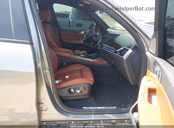 5UX33EM09P9N85404 2023 BMW X7 Gray Вид салону спереду