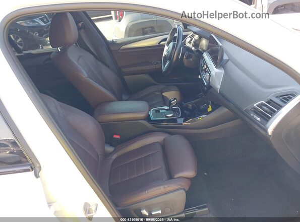 5UX43DP08P9P16445 2023 BMW X3 White Widok wnętrza z przodu