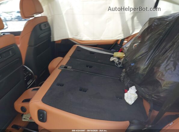 5UXCW2C00N9L75651 2022 BMW X7 White Vista de la etiqueta del VIN