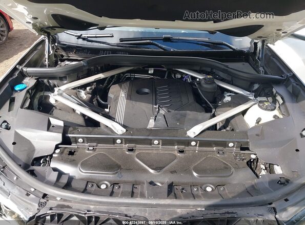 5UXCW2C00N9L75651 2022 BMW X7 White Vista trasera