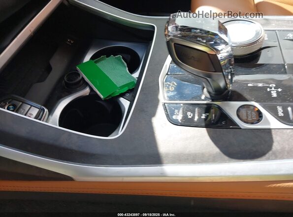 5UXCW2C00N9L75651 2022 BMW X7 White Vista del salpicadero