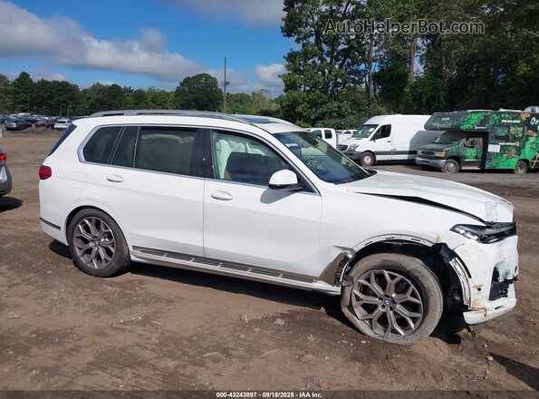 5UXCW2C00N9L75651 2022 BMW X7 White Vista interior trasera