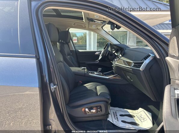 5UXCW2C01M9E35647 2021 BMW X7 Gray Вид салону спереду