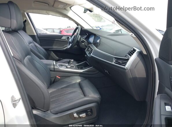 5UXCW2C01N9L78932 2022 BMW X7 Белый Вид салона спереди