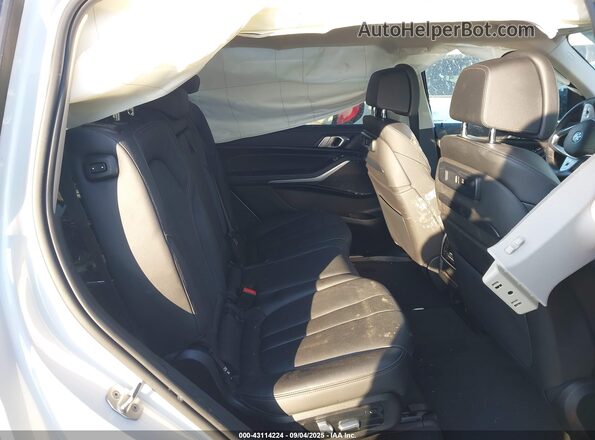 5UXCW2C09N9M56874 2022 BMW X7 White VIN კოდის სტიკერის ხედი