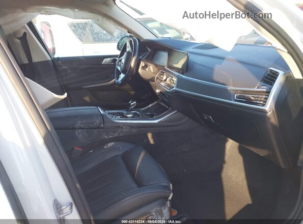 5UXCW2C09N9M56874 2022 BMW X7 White წინა სალონის ხედი