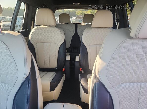 5UXCX6C09L9C42648 2020 BMW X7 Белый Вид задних сидений