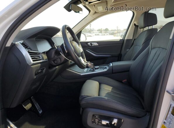 5UXCX6C09N9M53204 2022 BMW X7 White Front interior view
