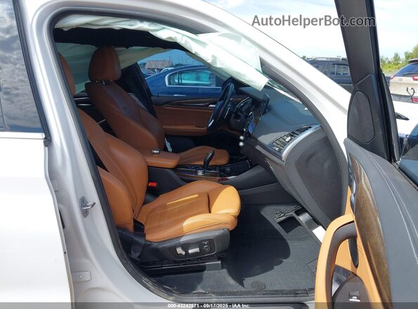 5UXTR9C57JLD59183 2018 BMW X3 White Вид салону спереду