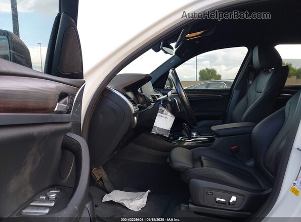 5UXTY3C05M9E61328 2021 BMW X3 White Front interior view