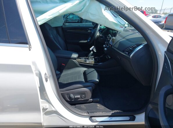 5UXTY3C09L9B29925 2020 BMW X3 Белый Вид салона спереди