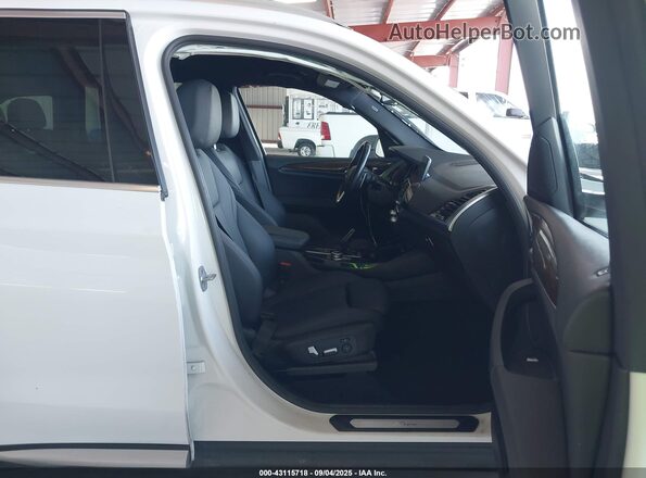 5UXTY5C0XM9E83207 2021 BMW X3 White Front interior view