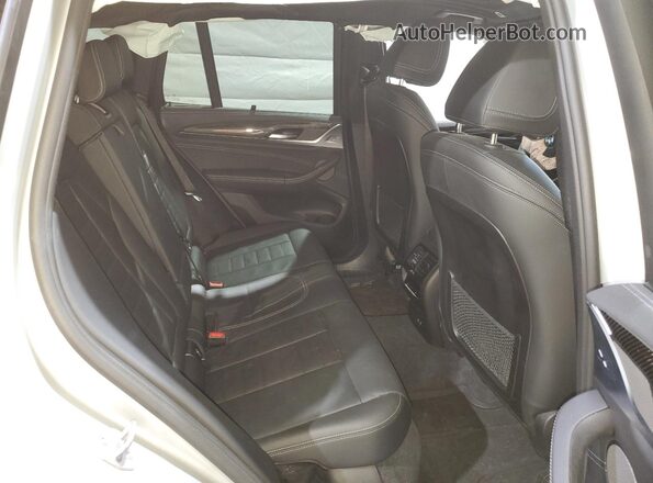 5UXTY9C01M9F82215 2021 BMW X3 Silver Widok wnętrza z tyłu