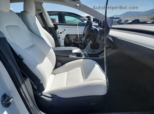5YJ3E1EB2LF808323 2020 TESLA MODEL White Widok wnętrza z przodu
