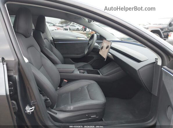 5YJ3E1EB3SF881960 2025 TESLA MODEL 3 Gray Widok wnętrza z przodu