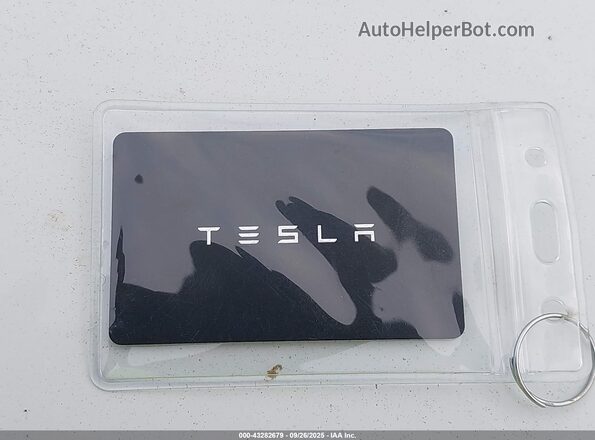 5YJ3E1EB3SF881960 2025 TESLA MODEL 3 Gray Widok deski rozdzielczej