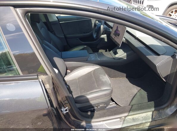 5YJ3E1EB3SF902449 2025 TESLA MODEL 3 Gray Вид салону спереду
