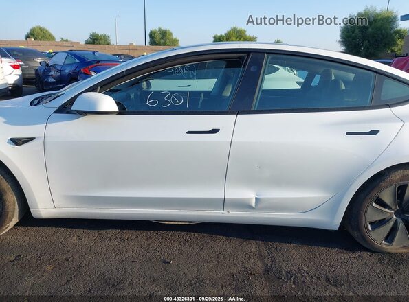 5YJ3E1EB6SF887705 2025 TESLA MODEL 3 White Vista interior trasera
