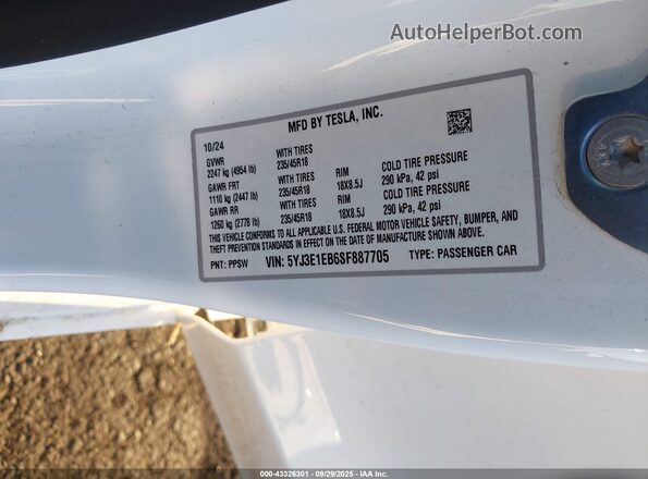 5YJ3E1EB6SF887705 2025 TESLA MODEL 3 White Vista del compartimento del motor