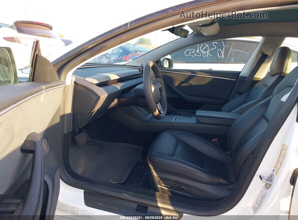 5YJ3E1EB6SF887705 2025 TESLA MODEL 3 White Vista interior delantera