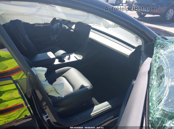 5YJ3E1EB7NF323369 2022 TESLA MODEL 3 Black Вид салону спереду
