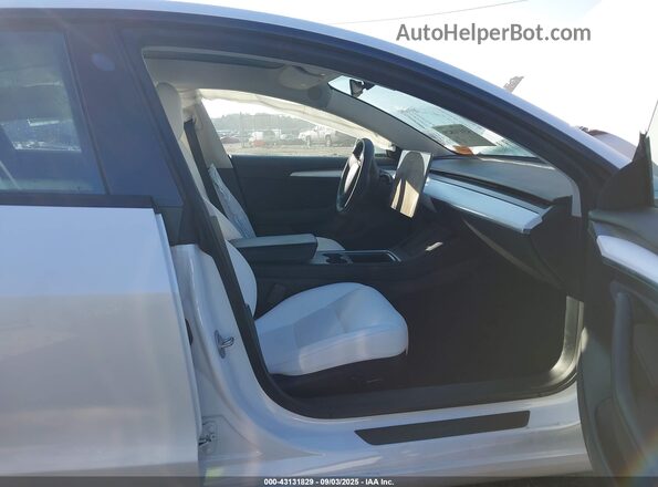 5YJ3E1EC4NF105088 2022 TESLA MODEL 3 White წინა სალონის ხედი
