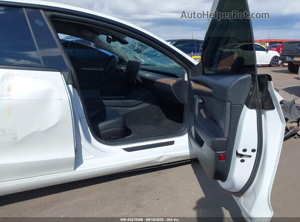 5YJ3E1EC4NF349159 2022 TESLA MODEL 3 White Front interior view