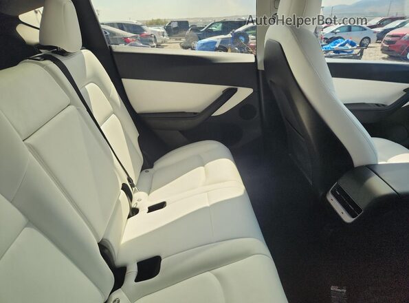 5YJYGDEE0LF023195 2020 TESLA MODEL Red Rear seats view