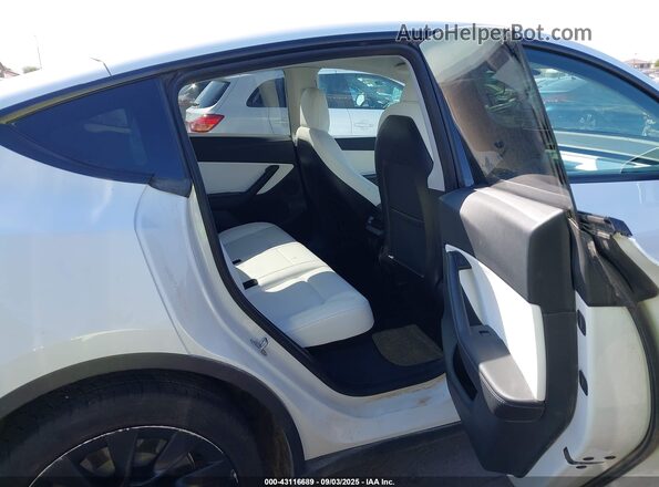 5YJYGDEE4MF212398 2021 TESLA MODEL Y White VIN կոդի պիտակի տեսք