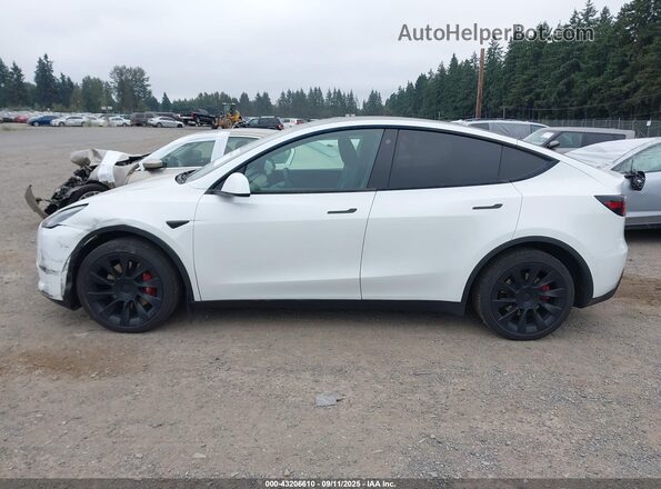 5YJYGDEE8MF241287 2021 TESLA MODEL Y White 360 interior view