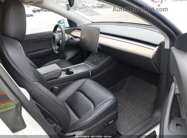 5YJYGDEE8MF241287 2021 TESLA MODEL Y White Front interior view