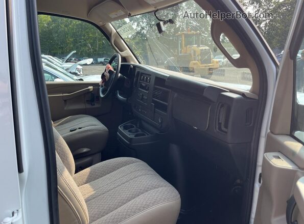 1GTW7AFPXR1232550 2024 GMC SAVANA White Հետևի տեսք