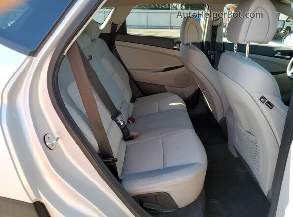 KM8J3CA44JU771288 2018 HYUNDAI TUCSON Серебряный 