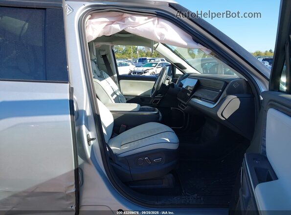 7FCTGAAA0NN013065 2022 RIVIAN R1T Silver წინა სალონის ხედი