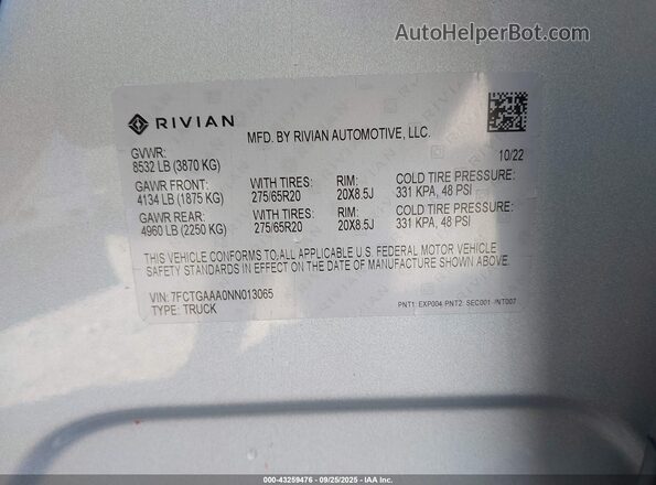 7FCTGAAA0NN013065 2022 RIVIAN R1T Silver ძრავის განყოფილების ხედი